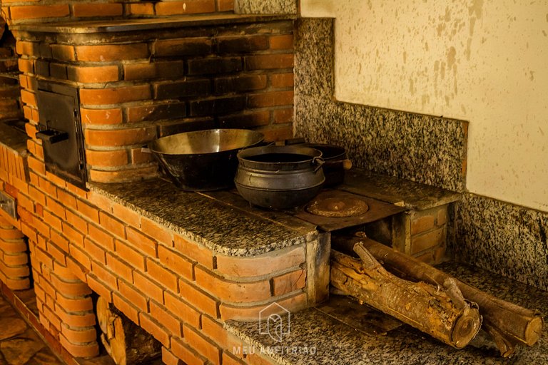 Ranch with swimming pool, barbecue and wooded area