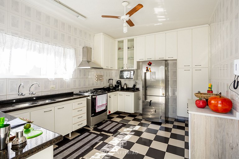 House at Indaiá Beach with Pool and Pizza Oven