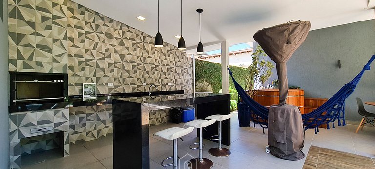 House at Riviera de São Lourenço with Pool and Hot Tub