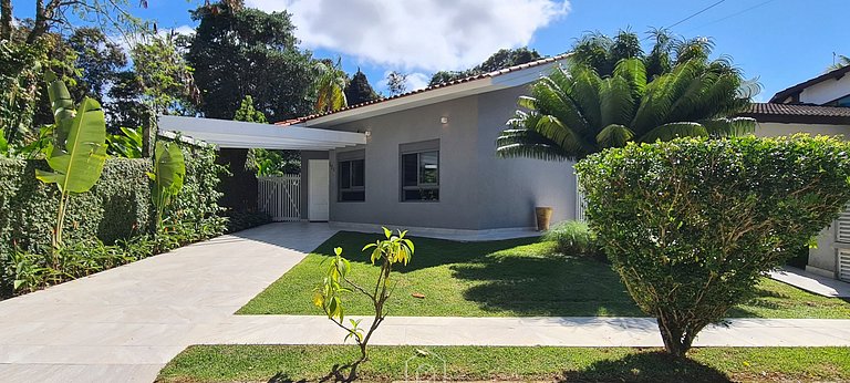 House at Riviera de São Lourenço with Pool and Hot Tub