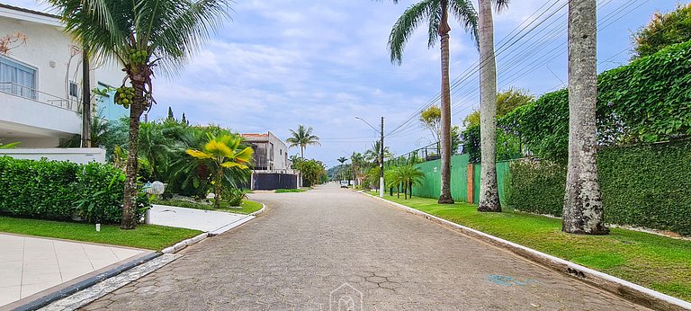 House at Jardim Acapulco Guarujá with 5 Suites and Pool
