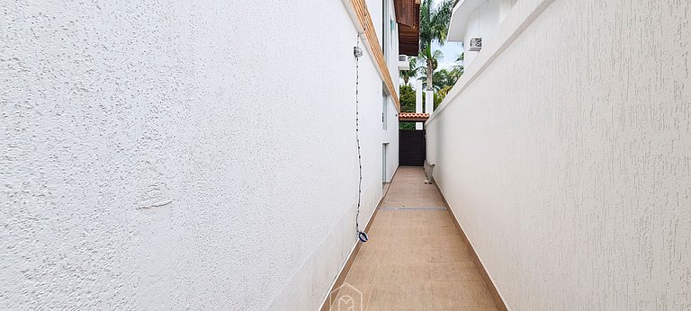 Casa no Jardim Acapulco Guarujá com 5 Suítes e Piscina