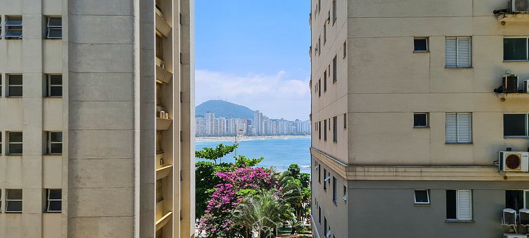 4-Suite Apartment with Astúrias Beach View in Guarujá