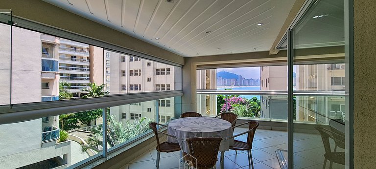 4-Suite Apartment with Astúrias Beach View in Guarujá