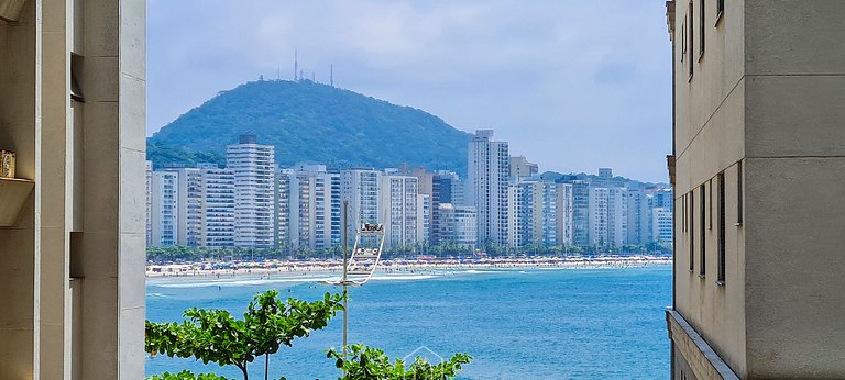 4-Suite Apartment with Astúrias Beach View in Guarujá