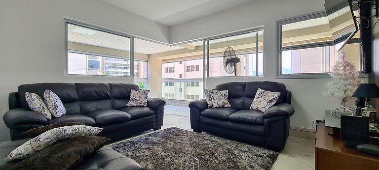 4-Suite Apartment with Astúrias Beach View in Guarujá