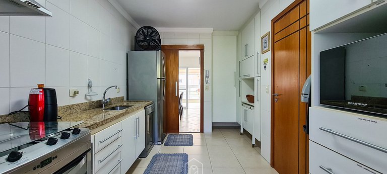 4-Suite Apartment with Astúrias Beach View in Guarujá