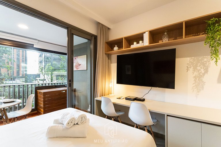 Studio with AC, TV and balcony next to the subway