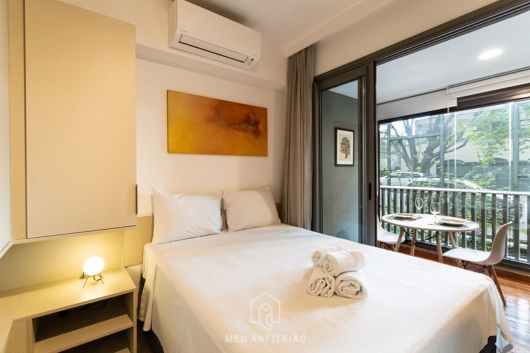 Studio with AC, TV and balcony next to the subway