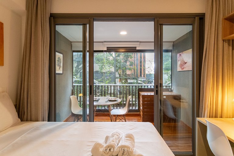 Studio with AC, TV and balcony next to the subway