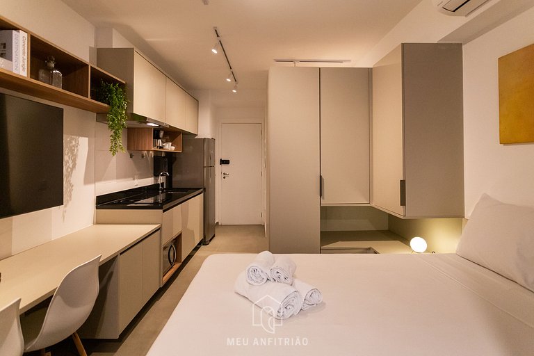 Studio with AC, TV and balcony next to the subway