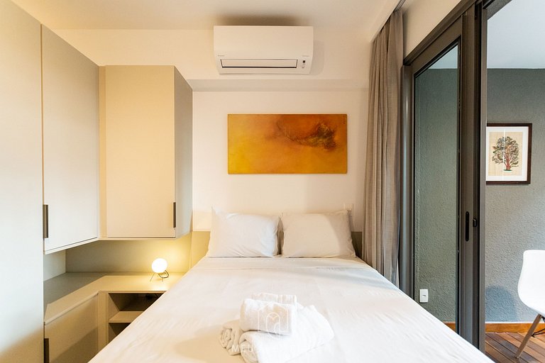 Studio with AC, TV and balcony next to the subway