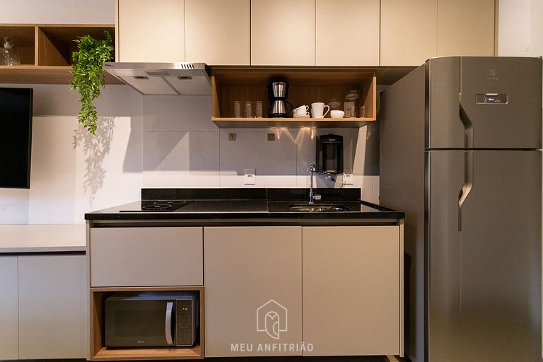 Studio with AC, TV and balcony next to the subway