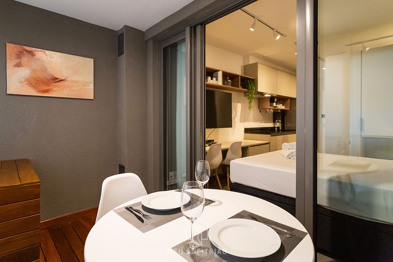 Studio with AC, TV and balcony next to the subway