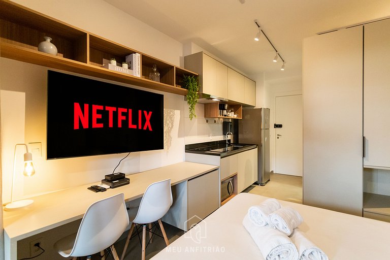 Studio with AC, TV and balcony next to the subway