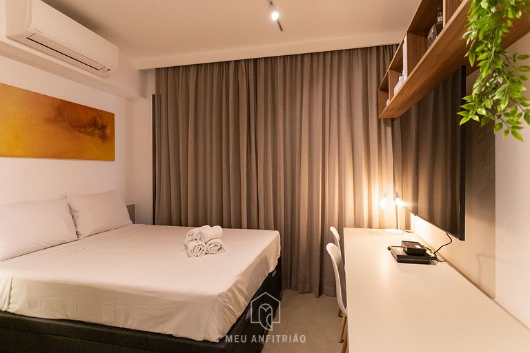 Studio with AC, TV and balcony next to the subway