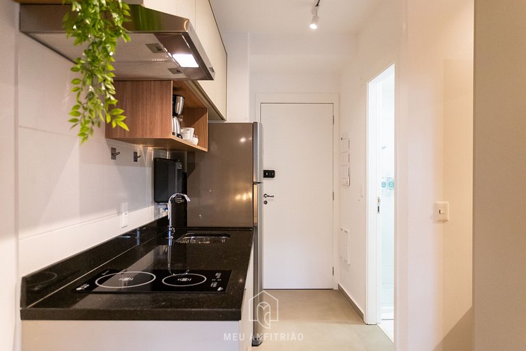 Studio with AC, TV and balcony next to the subway