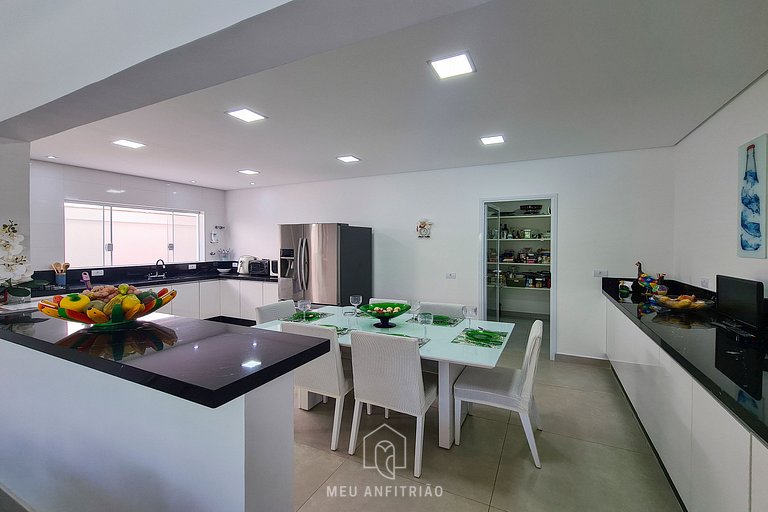 Casa en Jardim Acapulco Guarujá con 5 Suites y Piscina