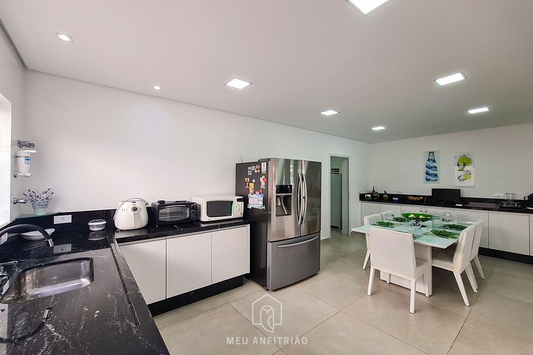 House at Jardim Acapulco Guarujá with 5 Suites and Pool