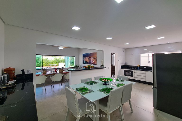 House at Jardim Acapulco Guarujá with 5 Suites and Pool