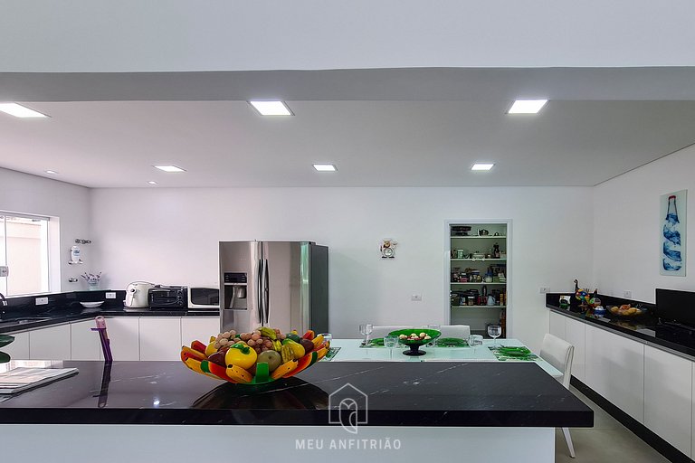 Casa no Jardim Acapulco Guarujá com 5 Suítes e Piscina