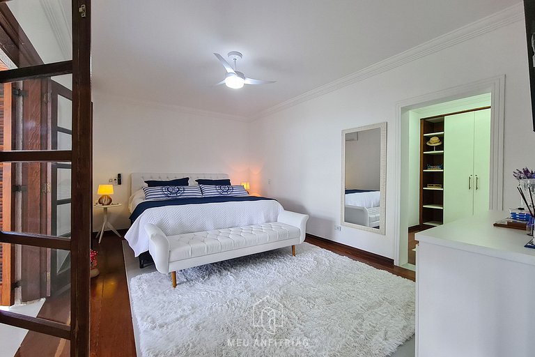 House at Jardim Acapulco Guarujá with 5 Suites and Pool