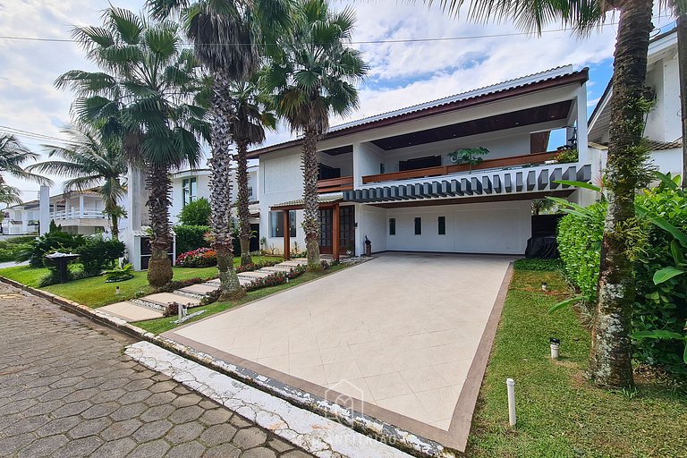 House at Jardim Acapulco Guarujá with 5 Suites and Pool