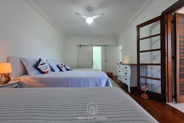 House at Jardim Acapulco Guarujá with 5 Suites and Pool