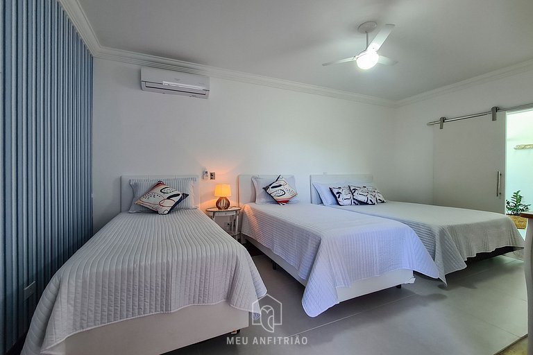 House at Jardim Acapulco Guarujá with 5 Suites and Pool