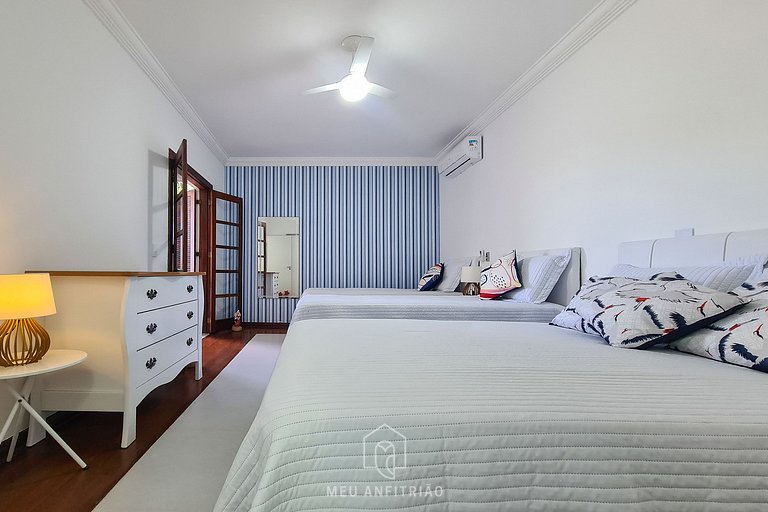 House at Jardim Acapulco Guarujá with 5 Suites and Pool