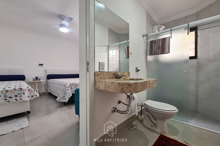 Casa en Jardim Acapulco Guarujá con 5 Suites y Piscina