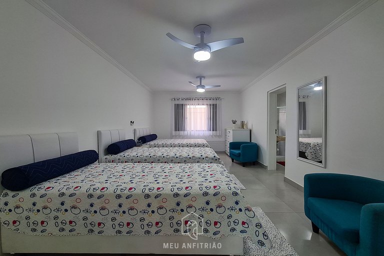House at Jardim Acapulco Guarujá with 5 Suites and Pool