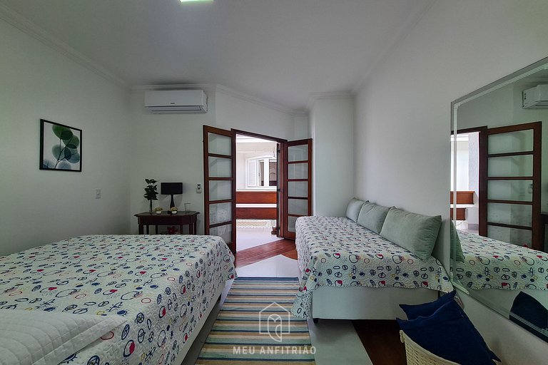 House at Jardim Acapulco Guarujá with 5 Suites and Pool