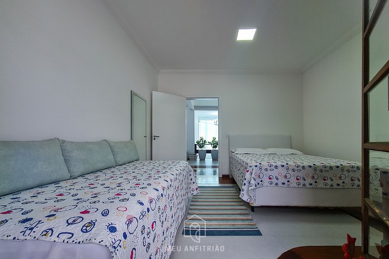 House at Jardim Acapulco Guarujá with 5 Suites and Pool