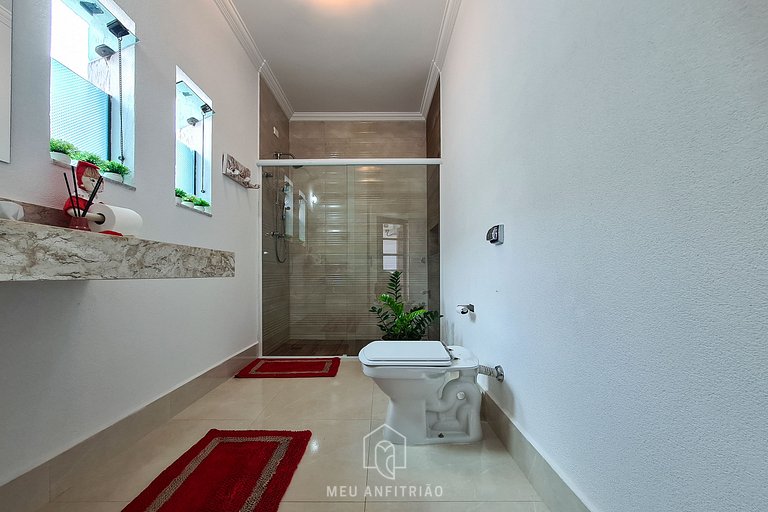 Casa no Jardim Acapulco Guarujá com 5 Suítes e Piscina