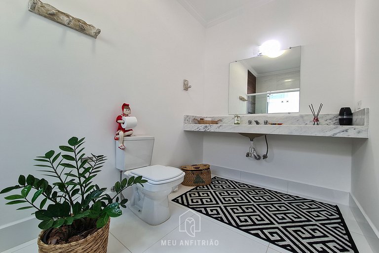 House at Jardim Acapulco Guarujá with 5 Suites and Pool