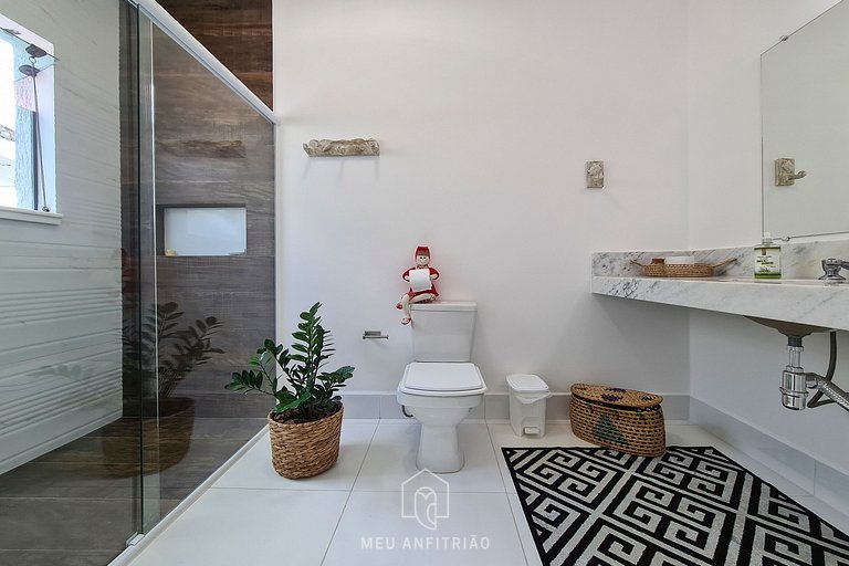 Casa en Jardim Acapulco Guarujá con 5 Suites y Piscina