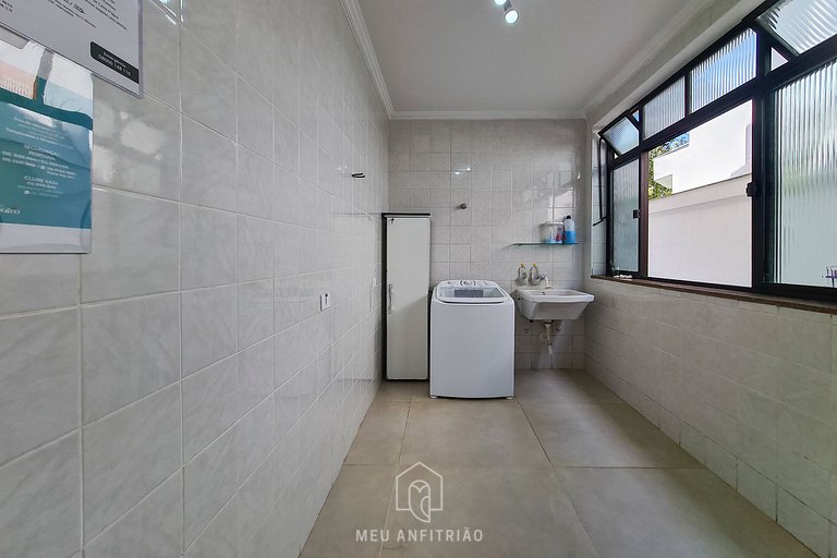 House at Jardim Acapulco Guarujá with 5 Suites and Pool