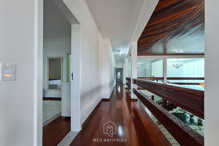 Casa no Jardim Acapulco Guarujá com 5 Suítes e Piscina