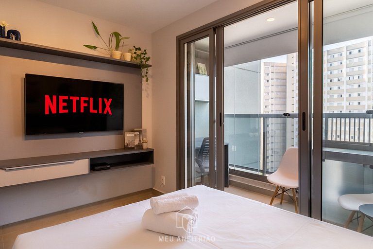 Air-Conditioned Studio by the Metro