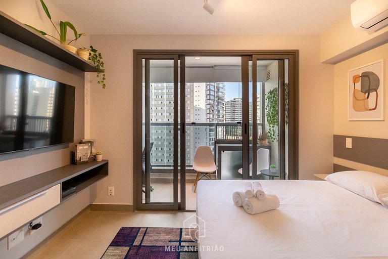 Air-Conditioned Studio by the Metro