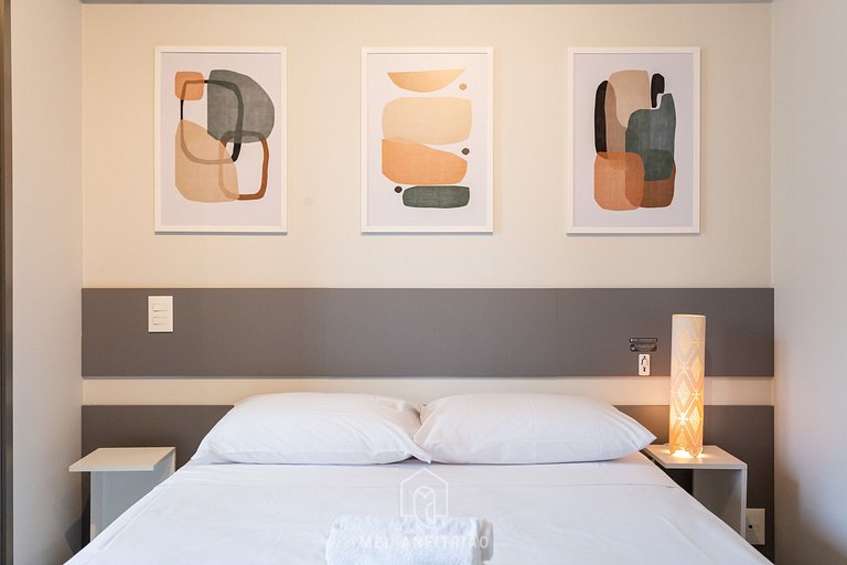 Air-Conditioned Studio by the Metro