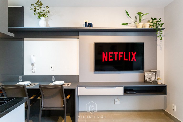 Air-Conditioned Studio by the Metro