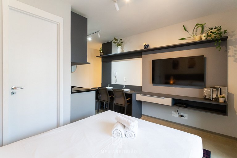 Air-Conditioned Studio by the Metro