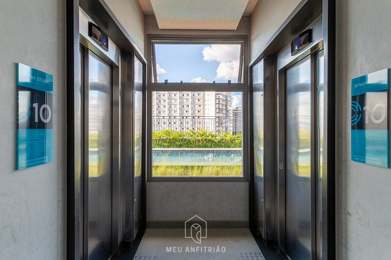 Studio with balcony and pool next to the subway