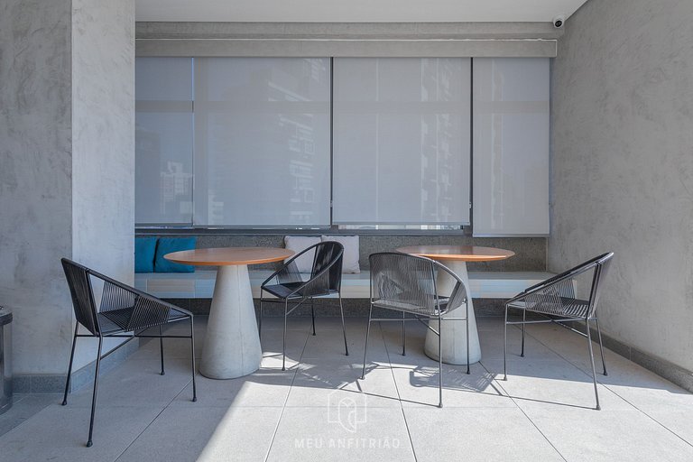 Studio with balcony and pool next to the subway