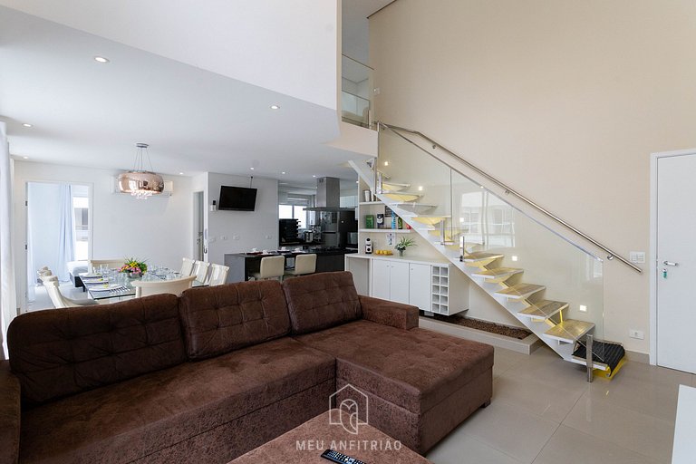 Luxury Beachfront Triplex with Rooftop Pool