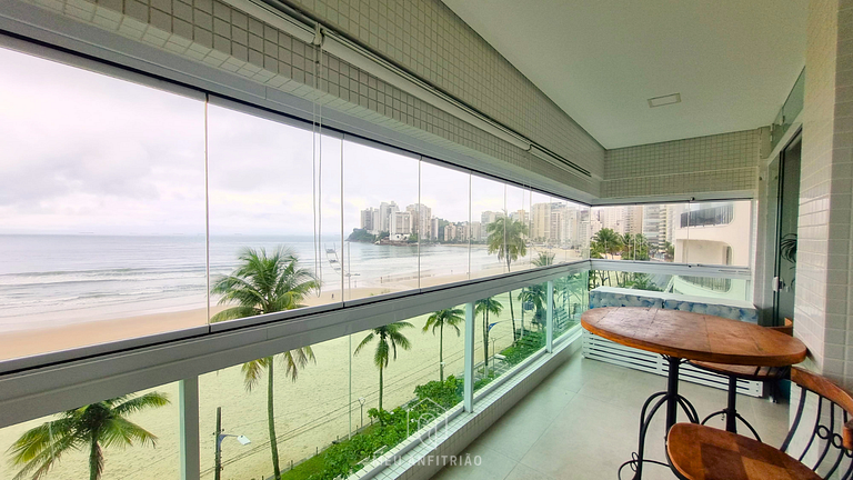 Beachfront Apartment at Astúrias Beach in Guarujá