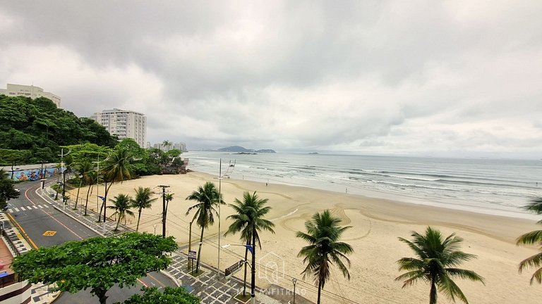 Beachfront Apartment at Astúrias Beach in Guarujá