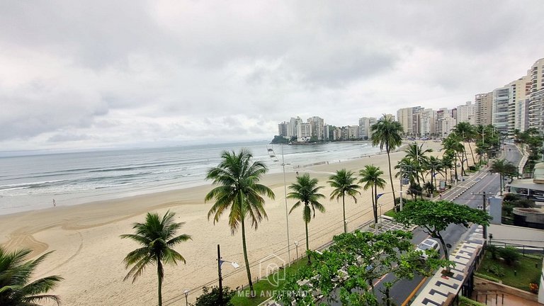 Beachfront Apartment at Astúrias Beach in Guarujá